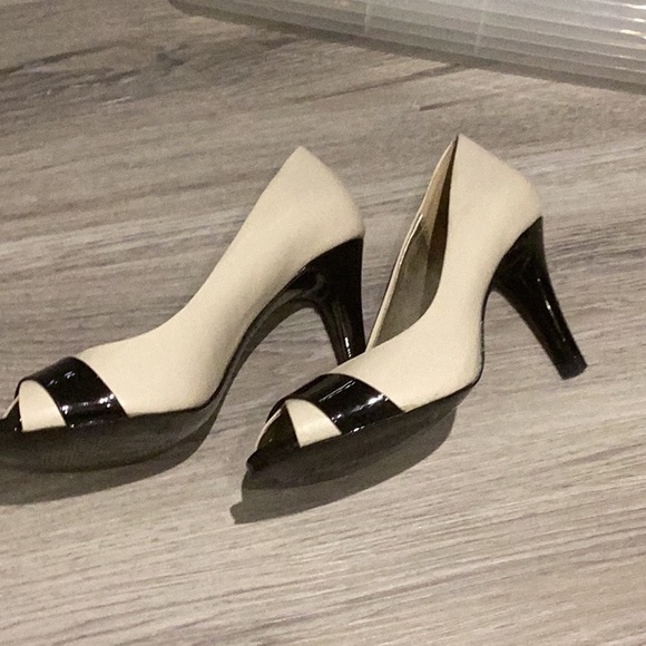 Cream and black high heels - Picture 2 of 4